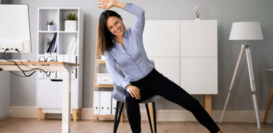 7 exerciții pe care le poți face la birou pentru a-ți relaxa musculatura